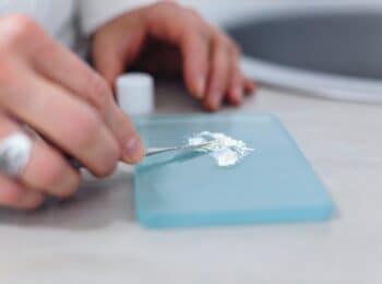 dentysta przygotowujący wypełnienie do zębów