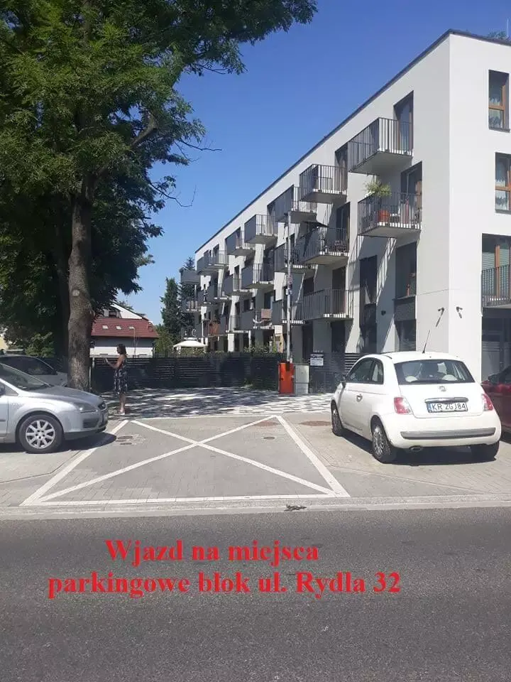 wjazd na miejsca parkingowe